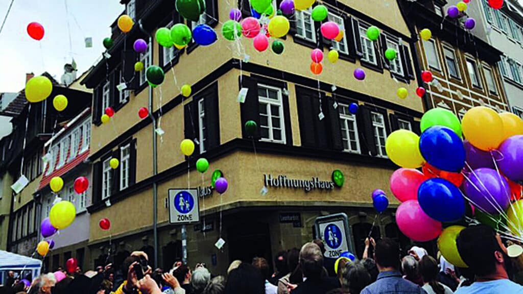 Einmal im Jahr feiern alle die Arbeit des Hoffnungshauses. Dann steigen auch Luftballons in den Himmel.