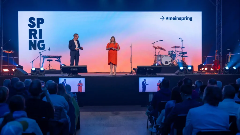 Moderatorenteam Thomas Joussen und Franziska Klein beim Spring-Festival 2025
