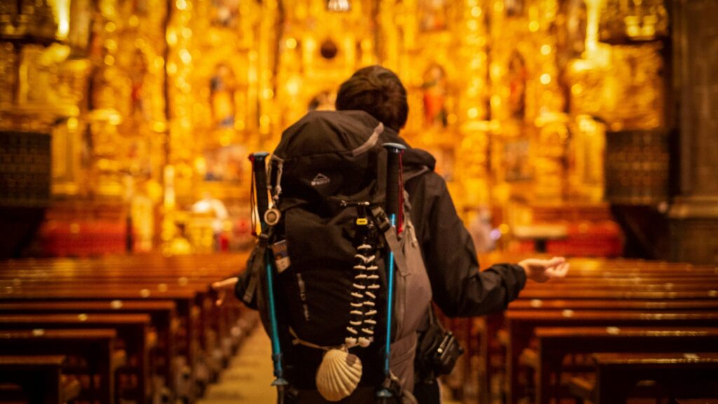 Pilgerer in einer Kirche