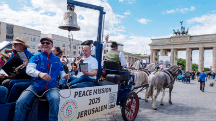 Am 80. Jahrestag des Weltkriegsendes ist in Berlin ein Friedenstreck gestartet