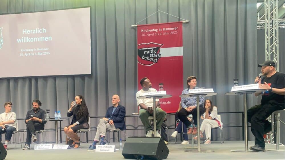 Bild von Bühne und Sprecher der Veranstaltung Kirche für alle? im Kirchentag Hannover