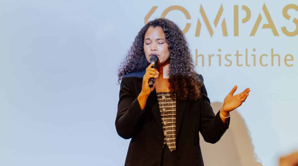 Olympiasiegerin Yemisi Ogunleye beim Medienpreis „Goldener Kompass“