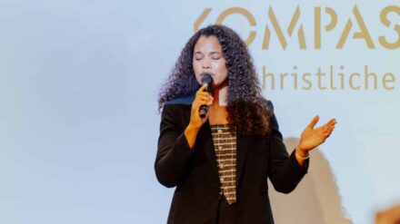 Olympiasiegerin Yemisi Ogunleye beim Medienpreis „Goldener Kompass“