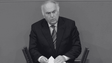 Wolfgang Böhmer bei einer Rede im Bundestag 2010