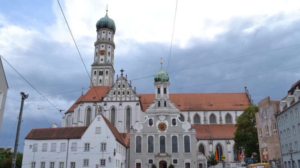 Stehen sinnbildlich nebeneinander und damit für die Konfessionsgeschichte Augsburgs: die Evangelische Ulrichskirche und die Basilika St. Ulrich und Afra