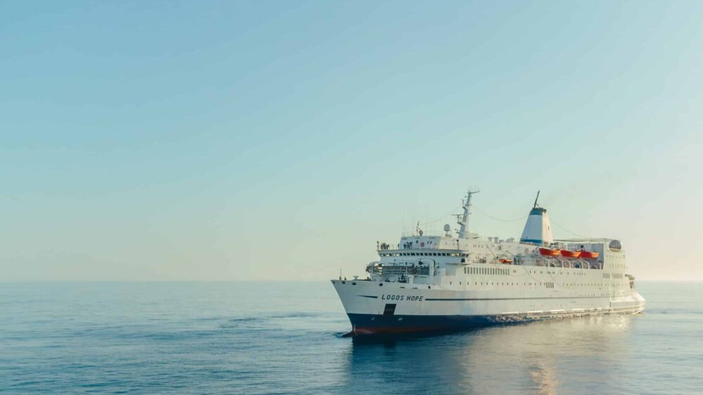Das OM-Schiff „Logos Hope“ auf dem offenen Meer