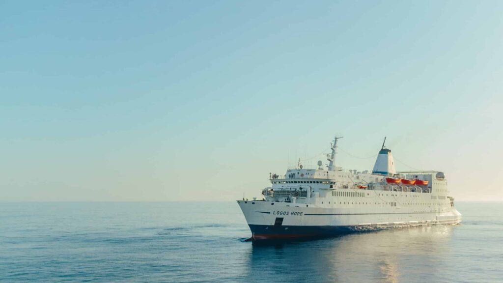 Das OM-Schiff „Logos Hope“ auf dem offenen Meer