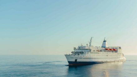 Das OM-Schiff „Logos Hope“ auf dem offenen Meer