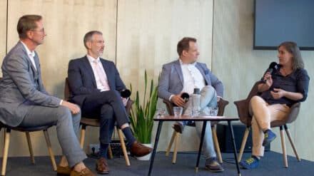 Engagiert in der Diskussion: Der Journalist Uwe Schulz leitete die Diskussion mit Daniel Neumann, Mike Beuster und Mirjam Holmer (v. l.) über die Herausforderungen der Berichterstattung im Nahen Osten