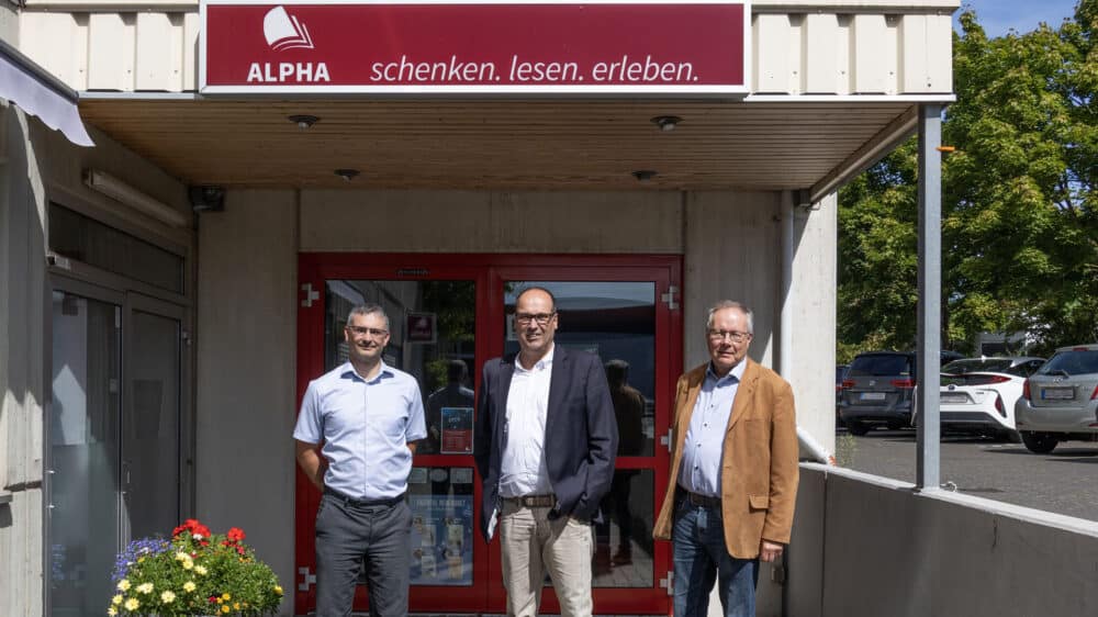 Thomas Sczigiol (Finanzen und Personal), Tim Schneider (Insolvenzverwalter) und Dr. Klaus Meiß (Geschäftsführer Francke-Buch GmbH) besiegeln die Übernahme