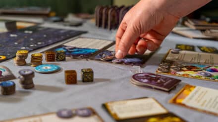 Ein Mann spielt das Brettspiel „Deliverance“