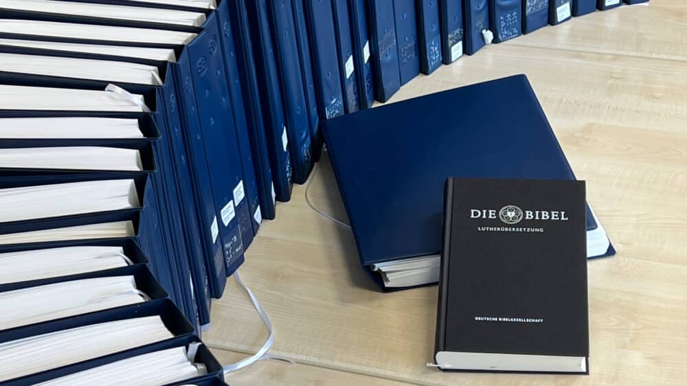 Die Luther-Bibel gibt es auch in Braille-Schrift