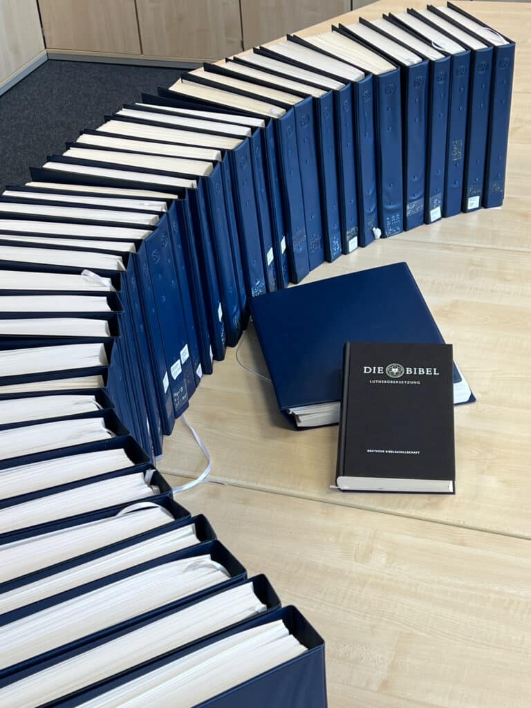 Die Luther-Bibel gibt es auch in Braille-Schrift