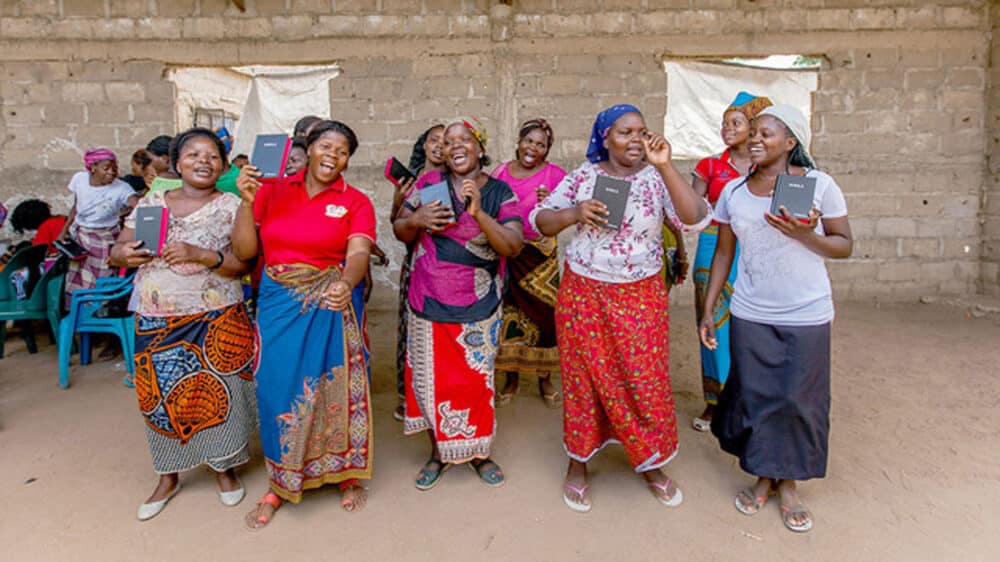 Menschen in Mosambik freuen sich darüber, dass sie eine Bibel in Händen halten