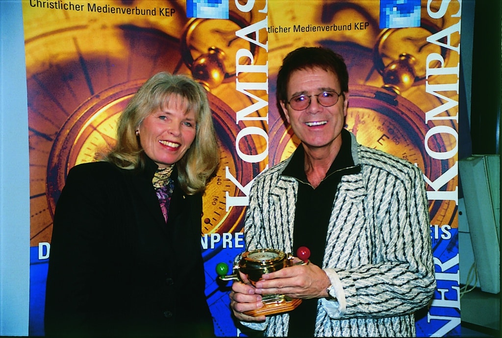 Margarete Hühnerbein überreicht 2003 Cliff Richard den „Goldenen Kompass“ der Christlichen Medieninitiative pro (damals: Christlicher Medienverbund KEP)