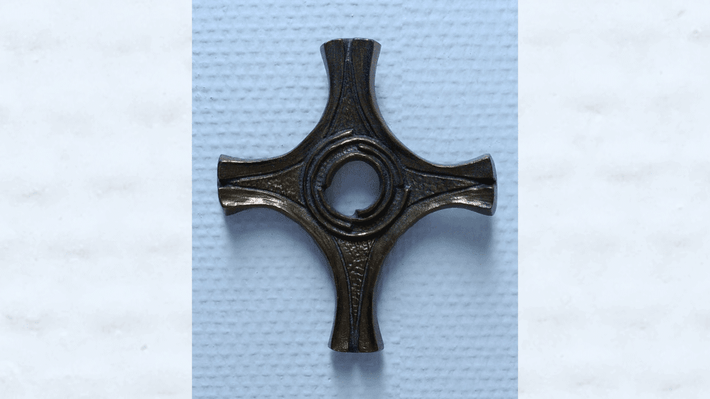 Im St. Laurentius-Stift hängen Kreuze mit einem Loch in der Mitte an den Wänden. Ein Zeichen für das leere Grab Christi.