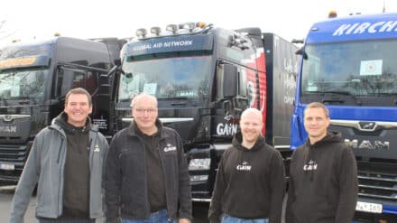 Der Spediteur Peter Kircher, Geschäftsführer Klaus Dewald, Projektkoordinator Simon Strehler sowie der zweite Geschäftsführer Raphael Funck (von links nach rechts) freuen sich, dass der Transport heute starten kann.