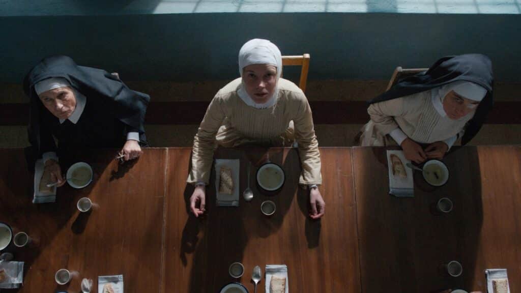 Schwester Agnieszka (Sylvia Hoeks) scheint den Verstand verloren zu haben und irritiert die anderen Ordensschwestern