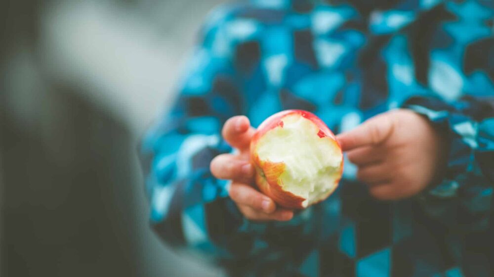 Kind mit Apfel