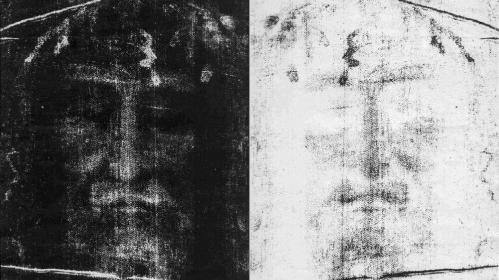 Das linke Bild zeigt das Positivbild des Gesichts im Turiner Grabtuch auf der Negativ-Fotoplatte von Secondo Pia in hoher Auflösung, das rechte Bild zeigt das entwickelte Foto