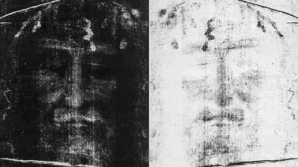 Das linke Bild zeigt das Positivbild des Gesichts im Turiner Grabtuch auf der Negativ-Fotoplatte von Secondo Pia in hoher Auflösung, das rechte Bild zeigt das entwickelte Foto