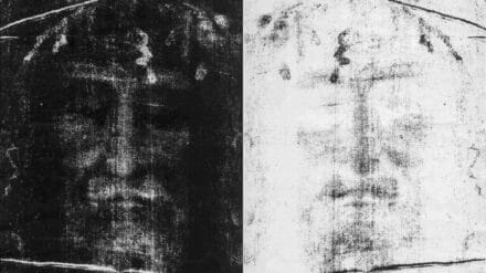 Das linke Bild zeigt das Positivbild des Gesichts im Turiner Grabtuch auf der Negativ-Fotoplatte von Secondo Pia in hoher Auflösung, das rechte Bild zeigt das entwickelte Foto