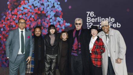 Die Internationale Jury 2026: (v. l. n. r.) Shivendra Singh Dungarpur, Min Bahadur Bham, Bae Doona, Ewa Puszczyńska, Wim Wenders, HIKARI, Reinaldo Marcus Green