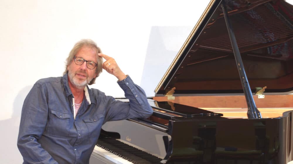 Werner Hoffmann ist freiberuflicher Musiker und hat viele Lieder und zahlreiche Hörspiele für Kinder und Erwachsene produziert. Ursprünglich war er Orgelbauer, hat dann ein theologisches Studium absolviert und war viele Jahre Pastor.