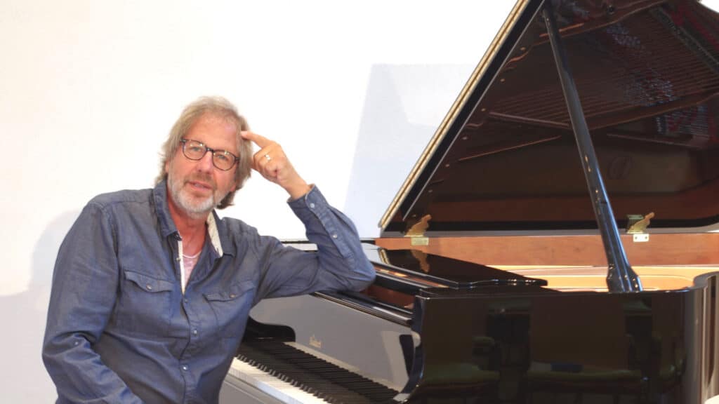 Werner Hoffmann ist freiberuflicher Musiker und hat viele Lieder und zahlreiche Hörspiele für Kinder und Erwachsene produziert. Ursprünglich war er Orgelbauer, hat dann ein theologisches Studium absolviert und war viele Jahre Pastor.