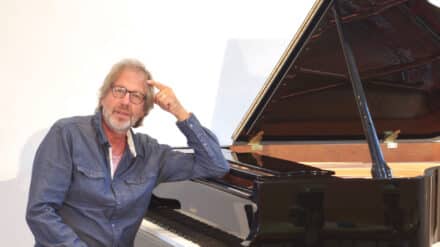 Werner Hoffmann ist freiberuflicher Musiker und hat viele Lieder und zahlreiche Hörspiele für Kinder und Erwachsene produziert. Ursprünglich war er Orgelbauer, hat dann ein theologisches Studium absolviert und war viele Jahre Pastor.