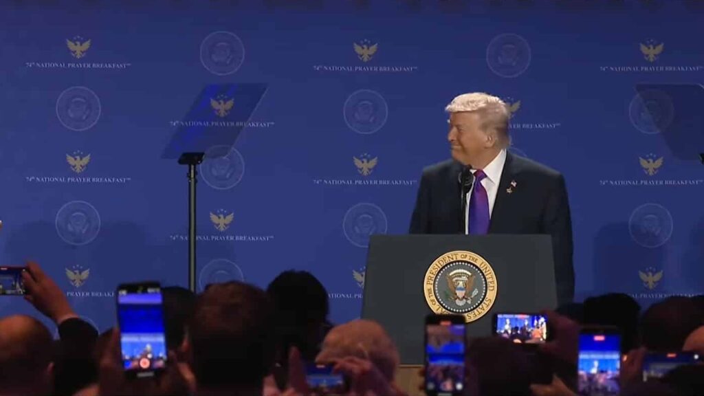 Präsident Donald Trump am Rednerpult des „National Prayer Breakfast“ am 5. Februar 2026