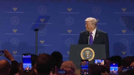 Präsident Donald Trump am Rednerpult des „National Prayer Breakfast“ am 5. Februar 2026