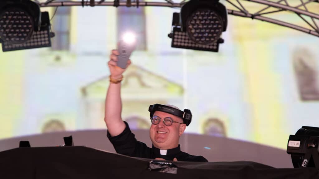 Über ihn wird heftig debattiert: der portugiesische Priester und DJ Guilherme Peixoto.