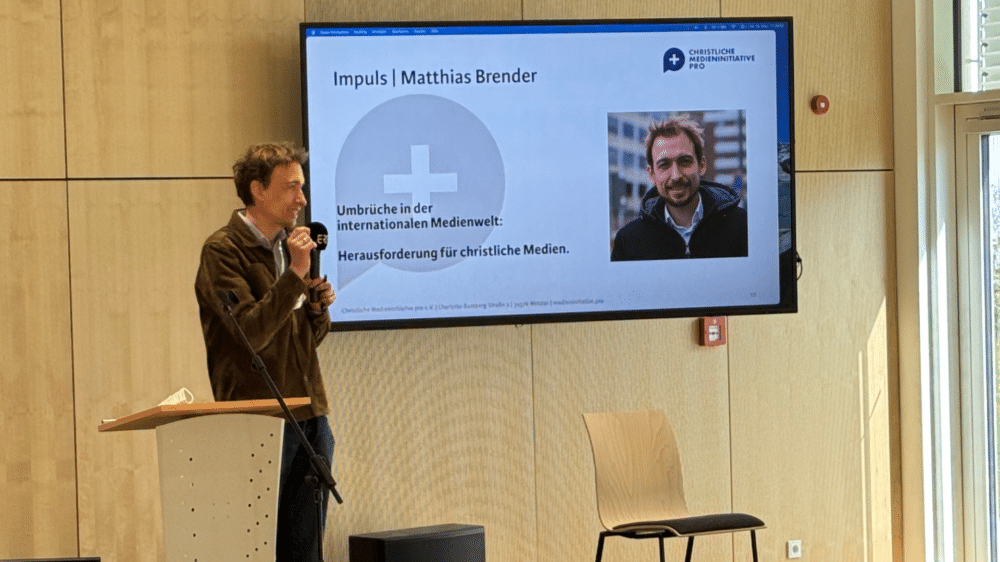 Matthias Brender, Geschäftsführer von Bibel TV, bei seinem Vortrag bei der Mitgliederversammlung der Christlichen Medieninitiative pro