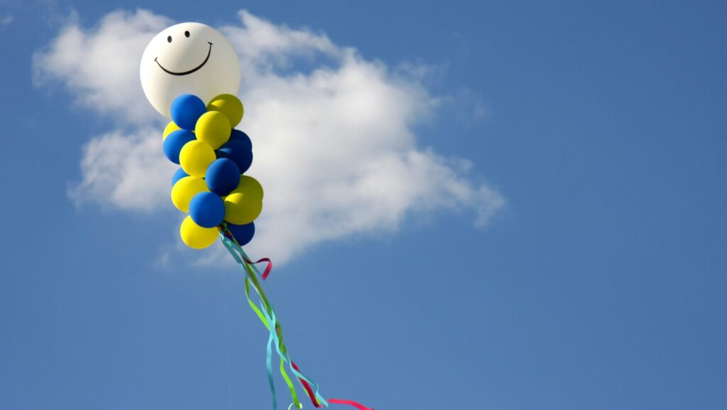 Luftballons fliegen in den Himmel