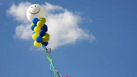 Luftballons fliegen in den Himmel