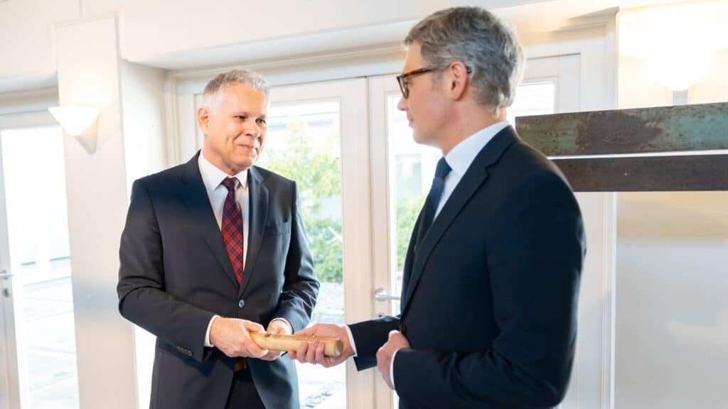 Christoph Stiba (links) reicht den Staffelstab an seinen Nachfolger Maximilian Zimmermann weiter