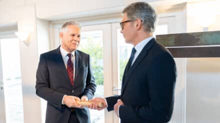 Christoph Stiba (links) reicht den Staffelstab an seinen Nachfolger Maximilian Zimmermann weiter