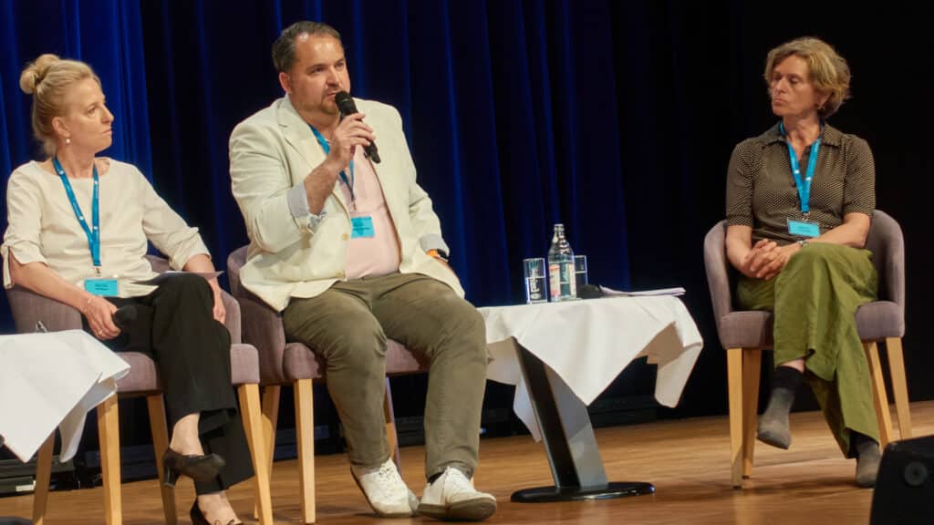 Auch die politische Sicht des Themas Nordisches Modell wurde in einer Podiumsdiskussion beleuchtet: in der Mitte mit dem CDU-Landtagsabgeordneten Christian Gehring