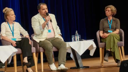 Auch die politische Sicht des Themas Nordisches Modell wurde in einer Podiumsdiskussion beleuchtet: in der Mitte mit dem CDU-Landtagsabgeordneten Christian Gehring