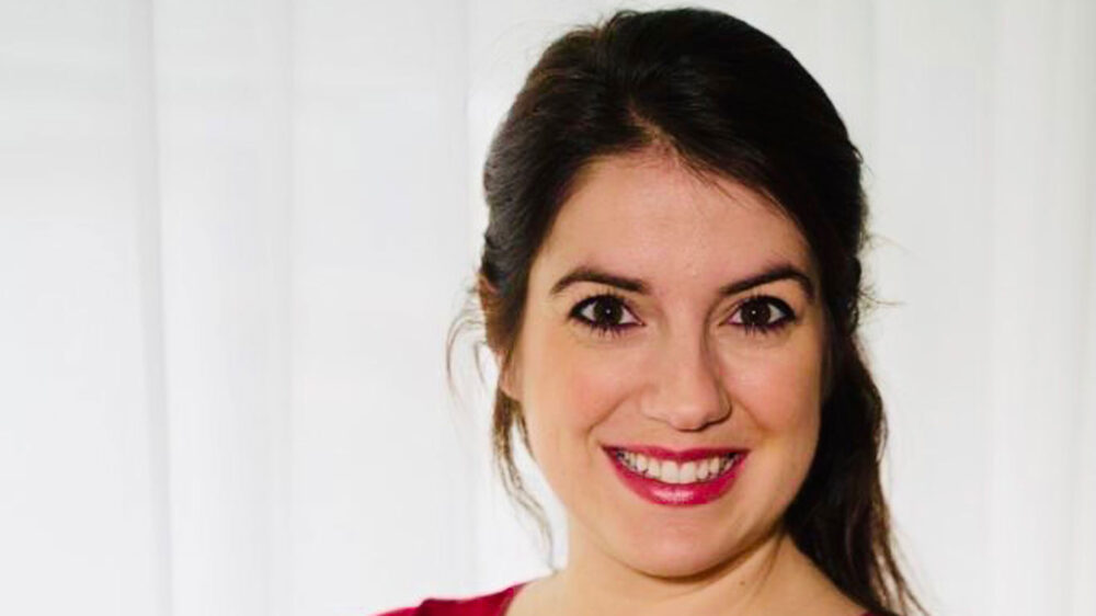 Maria Brasser beschäftigt sich wissenschaftlich intensiv mit dem Gehirn und hilft Menschen, es in verschiedenen Lebensphasen fit zu halten