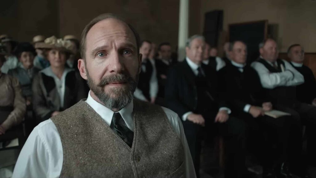 Ralph Fiennes lauscht einer schwarzen Sängerin beim Vorsingen im Film „The Choral“