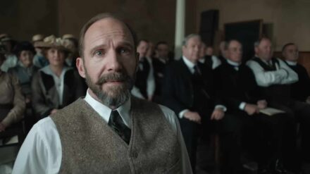 Ralph Fiennes lauscht einer schwarzen Sängerin beim Vorsingen im Film „The Choral“