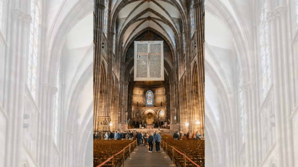 Die größte Bibelseite der Welt im Straßburger Münster