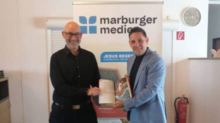 Der Vorstandsvorsitzende der Stiftung Marburger Medien, Karsten Hüttmann (re.) und der Leiter der Unternehmenskommunikation der DGD Stiftung, Andreas Schmidt stellen die neue Bibel vor
