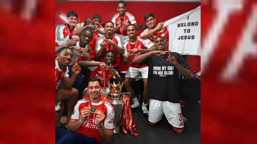 Die gläubigen Spieler von Arsenal London feiern ihren Titel mit dem Kreuzzeichen