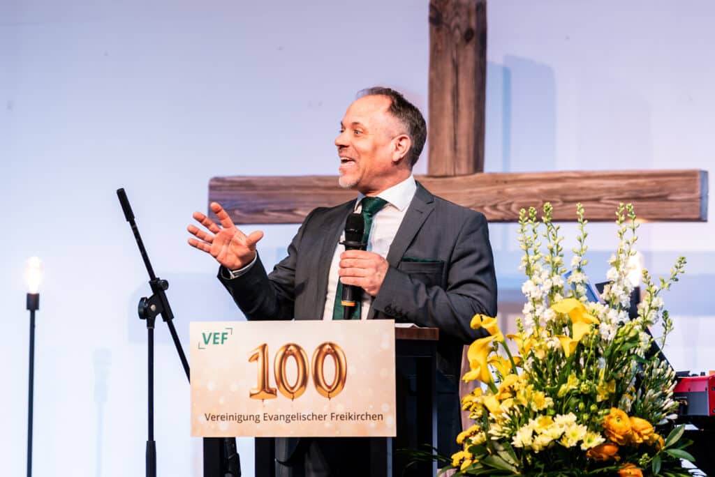 Marc Brenner steht an einem Rednerpult
