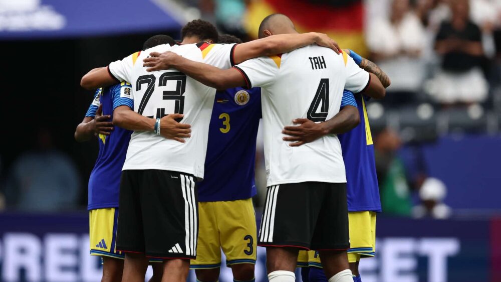 Felix Nmecha, Jonathan Tah und Spieler von Curacao beten