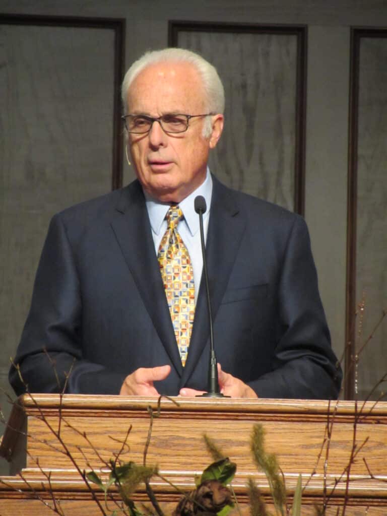 John MacArthur (2013) predigt von der Kanzel