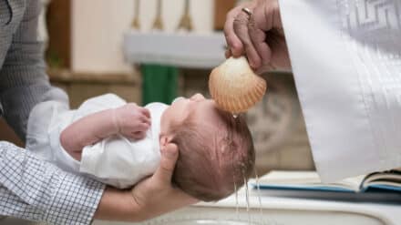 In einer Starnberger Kirchengemeinde unterstützt der Millionär Peter Löw Taufen finanziell
